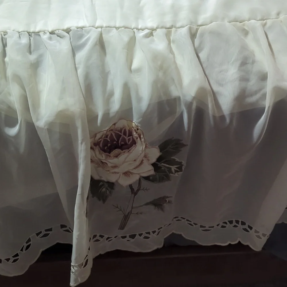 Vintage Romantic Cottage Rose Floral Applique Ivory Ruffle Bedspread & 2 Shams
